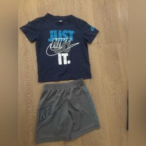 Like new condition boys Nike 5t